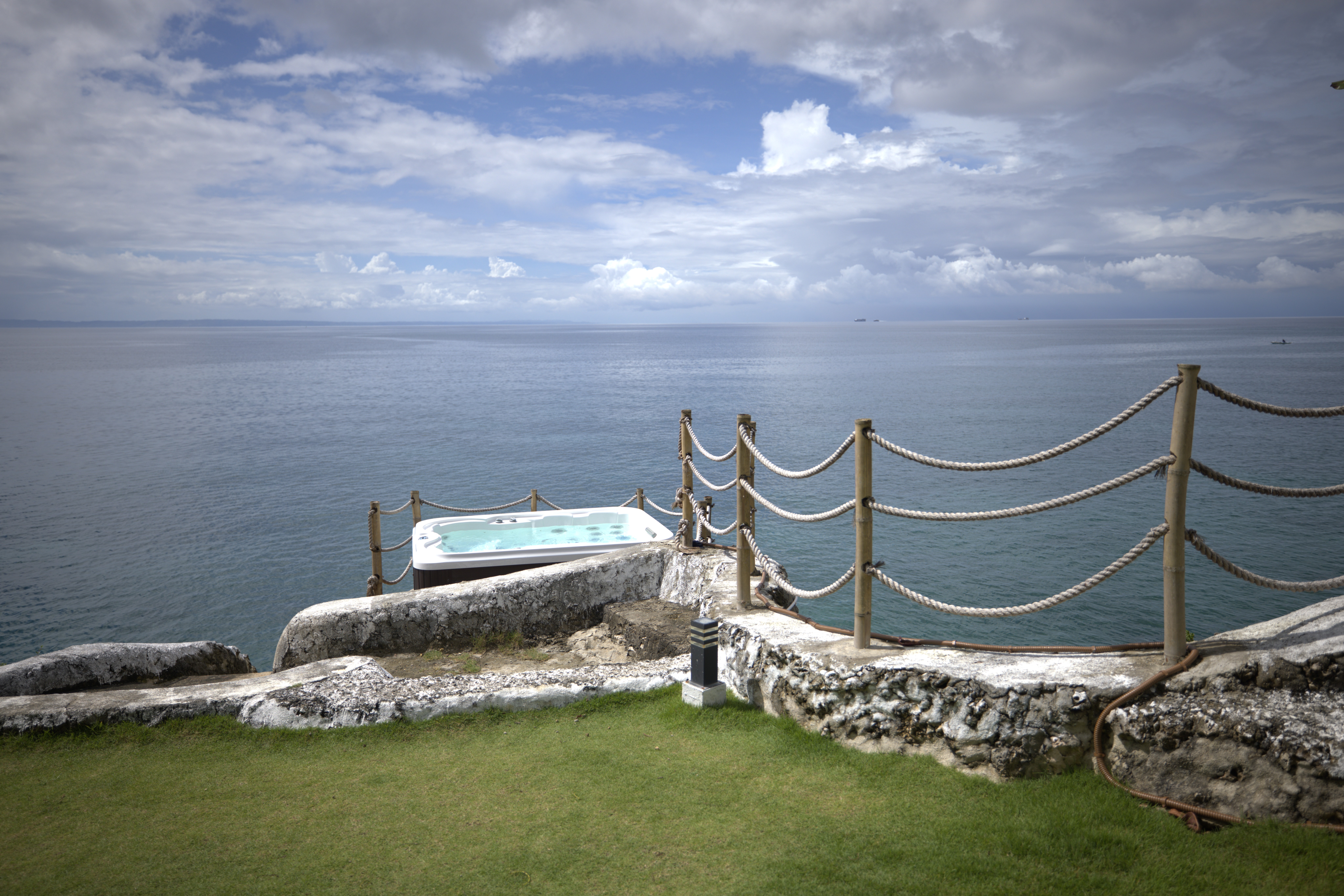Jacuzzi by the Cliff